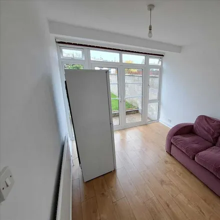 Image 4 - Waltham Drive, South Stanmore, London, HA8 5PJ, United Kingdom - Townhouse for rent