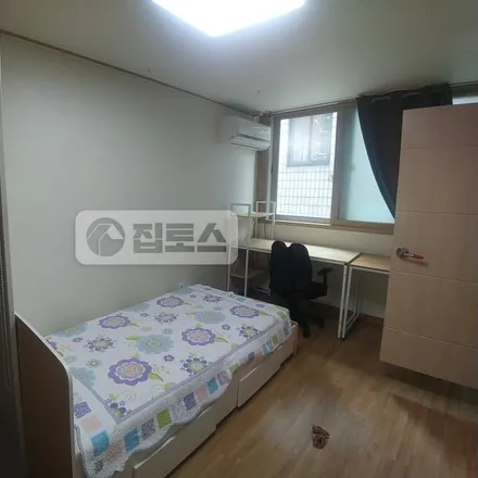 Rent this studio apartment on 서울특별시 강남구 신사동 560-5