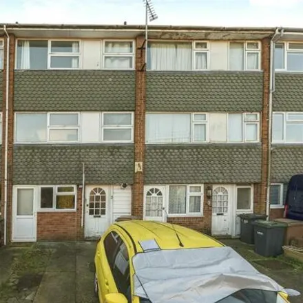 Rent this 3 bed house on Lamorna Close in Luton, LU3 2TH