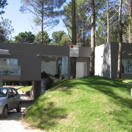 Rent this 3 bed house on Avenida 7 in Partido de La Costa, 7112 Costa del Este