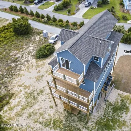 Image 3 - 8121 6th Avenue, North Topsail Beach, NC 28460, USA - House for sale