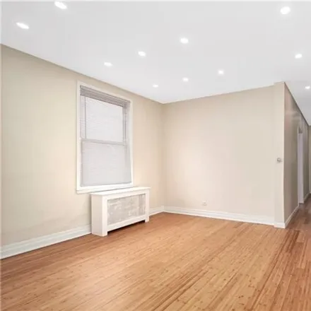 Image 6 - 1051 East 214th Street, New York, NY 10469, USA - House for sale