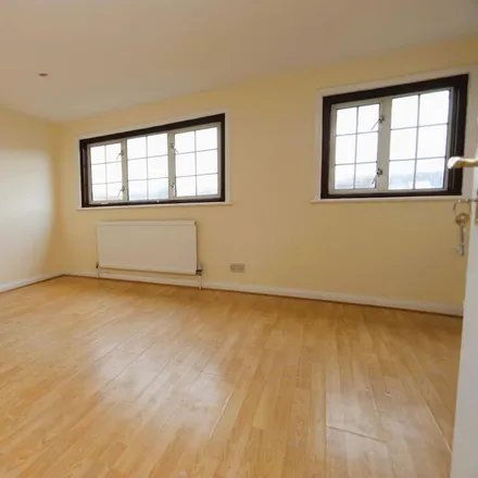 Rent this 6 bed townhouse on Canmore Gardens in London, SW16 5BE