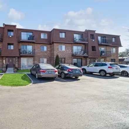 Buy this 2 bed condo on Quinlan Road in Northfield Township, IL 60025