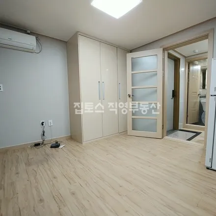 Rent this studio apartment on 서울특별시 관악구 신림동 563-84
