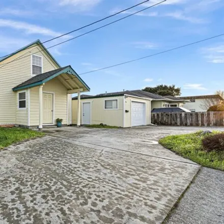 Image 1 - 241 3rd Street, Crescent City, CA 95531, USA - House for sale