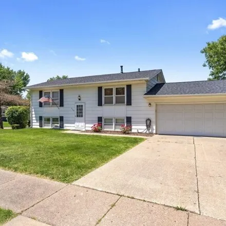 Buy this 3 bed house on 2990 Maplecrest Road in Pleasant Valley Township, Bettendorf