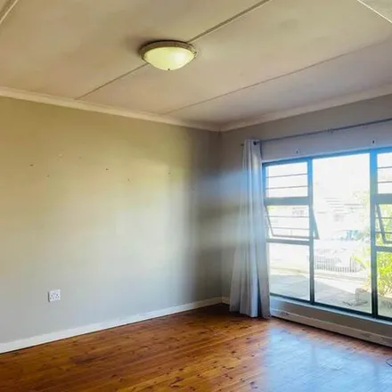 Image 3 - Hoerskool Grens, Valley Road, Arcadia, East London, 5213, South Africa - Apartment for rent