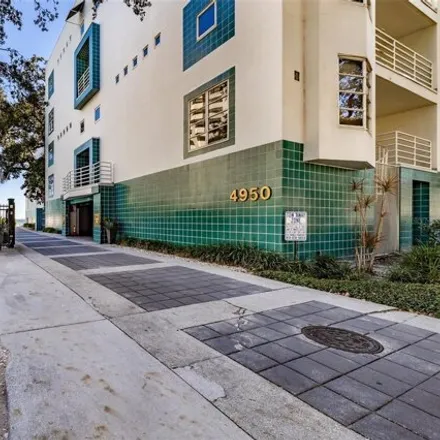 Buy this 2 bed townhouse on 5014 Bayshore Boulevard in Tampa, FL 33611