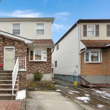 Buy this 3 bed house on 27 Cottonwood Court in New York, NY 10308