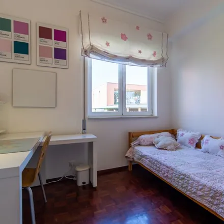 Rent this 4 bed room on Jovinela in Avenida Embaixador Augusto de Castro, 2780-199 Oeiras