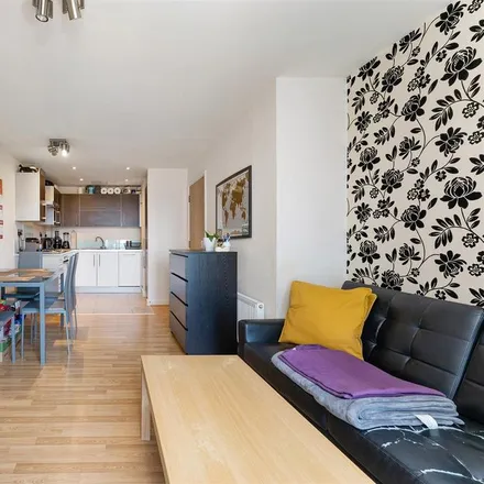 Image 4 - Jubilee Court, Queen Mary Avenue, London, E18 2FN, United Kingdom - Apartment for rent