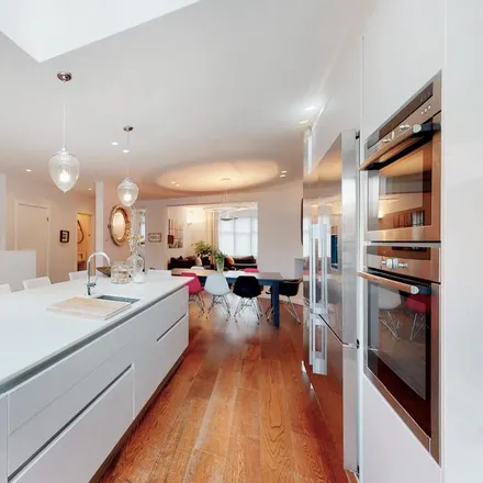 Rent this 4 bed duplex on Wentworth Road in London, NW11 0RH