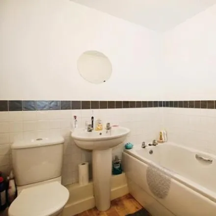 Image 4 - Pavilion Close, Farsley, LS28 6NL, United Kingdom - Apartment for sale