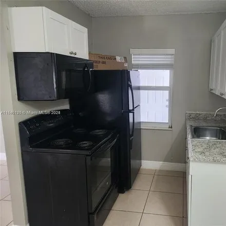 Image 6 - 711 NE 2nd Ave, Unit 203 - Apartment for rent