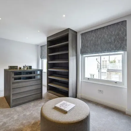 Rent this 4 bed apartment on 36 Brunswick Gardens in London, W8 4AL