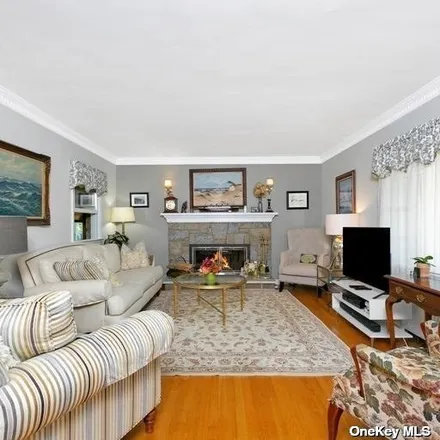 Image 2 - 196 Charles Street, Village of Williston Park, NY 11596, USA - House for sale