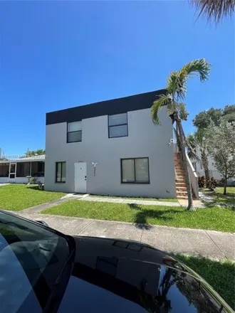 Buy this 2studio house on 2266 Simms Street in Hollywood, FL 33020