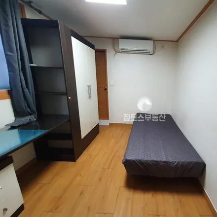 Rent this studio apartment on 서울특별시 관악구 신림동 246-31