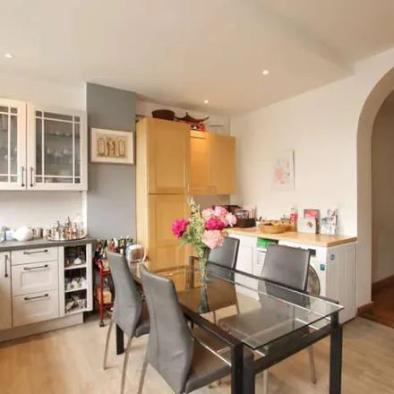 Rent this 2 bed apartment on Rue François Delcoigne - François Delcoignestraat 6 in 1081 Koekelberg, Belgium