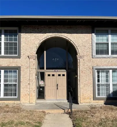 Buy this 2 bed condo on 3190 Leisurewood Court in Cross Keys, Florissant