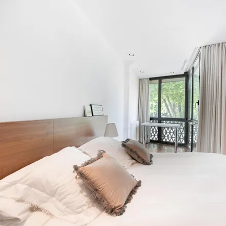 Rent this 3 bed apartment on Avinguda d'Esplugues in 08001 Barcelona, Spain