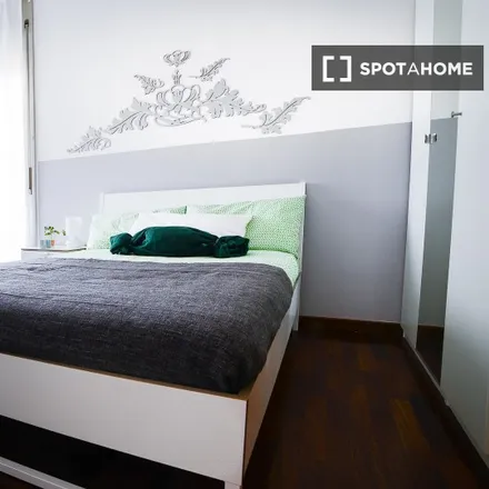 Rent this 5 bed room on Via Filippo Argelati in 33, 20143 Milan MI