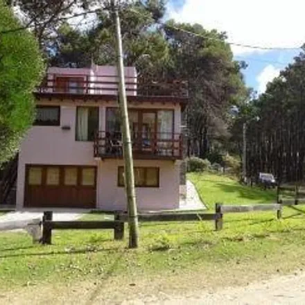 Rent this 3 bed house on Calle 37 in Partido de Villa Gesell, Mar Azul