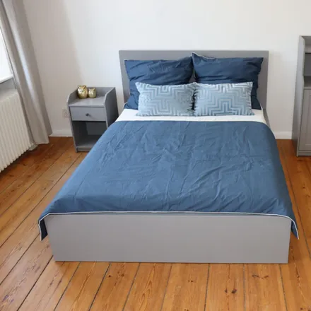 Rent this 3 bed room on Kantstraße 33 in 10625 Berlin, Germany