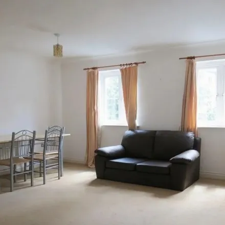 Rent this 4 bed townhouse on Primrose Place in London, TW7 5BE