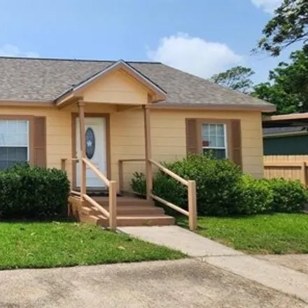 Buy this 3 bed house on 789 East Pearce Street in Pelly, Baytown