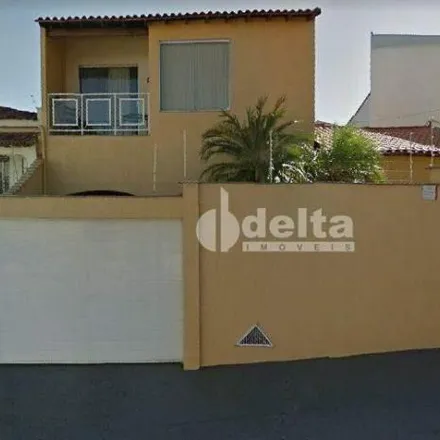 Rent this 4 bed house on Rua Bernardino Fonseca 83 in Tabajaras, Uberlândia - MG