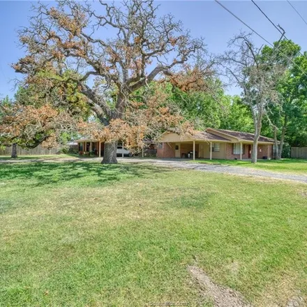 Image 2 - 101 East Whistle Street, Madisonville, TX 77864, USA - House for sale