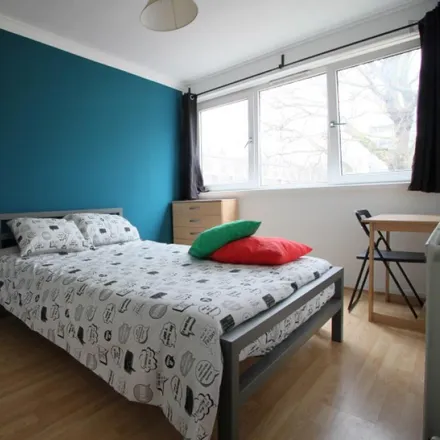 Rent this 5 bed room on Abbot House in Smythe Street, London