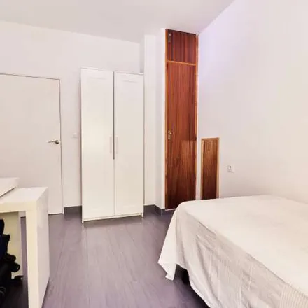 Rent this 3 bed apartment on Quiosco in Calle Torcuato Luca de Tena, 41013 Seville