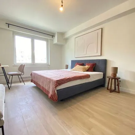 Rent this 3 bed apartment on Avenue des Vaillants - Dapperenlaan 11 in 1200 Woluwe-Saint-Lambert - Sint-Lambrechts-Woluwe, Belgium