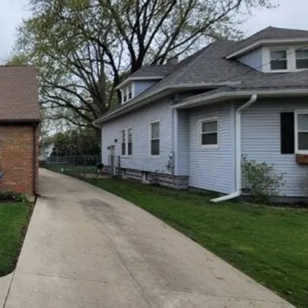 Buy this 4 bed house on 1405 6th Avenue in Sterling, IL 61081