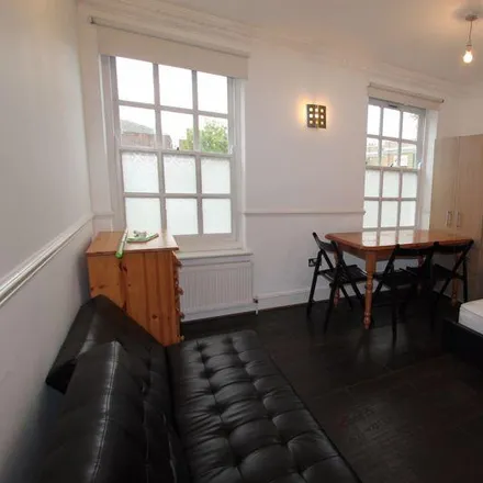 Image 2 - Currys, 123 Mile End Road, London, E1 4AB, United Kingdom - Apartment for rent