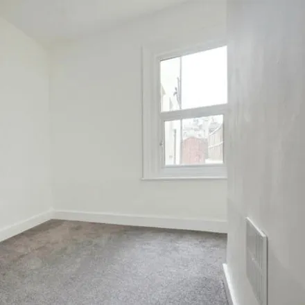 Image 4 - Romany Steps, Beresford Road, Southend-on-Sea, SS1 2TW, United Kingdom - Apartment for rent