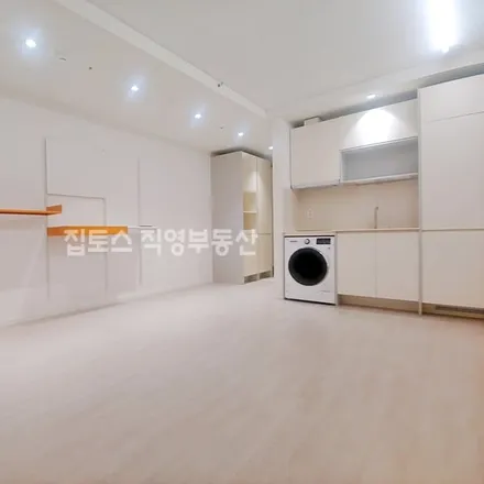 Rent this studio apartment on 서울특별시 서초구 서초동 1338-5