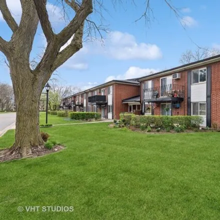 Image 2 - 2429 East Brandenberry Court, Arlington Heights, IL 60004, USA - Condo for sale