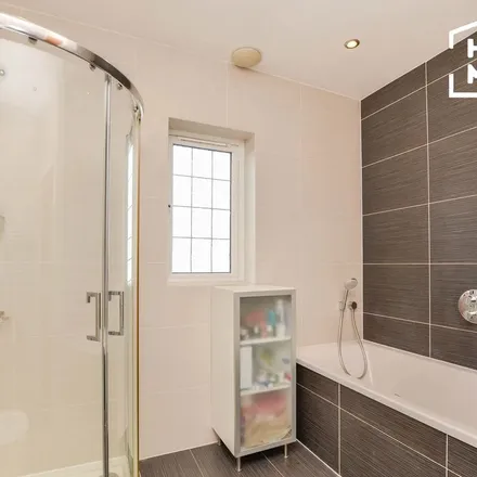 Rent this 5 bed apartment on Helenslea Avenue in London, NW11 8ND
