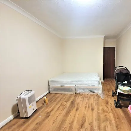 Image 4 - Stockwood Crescent, Luton, LU1 3SS, United Kingdom - Apartment for rent