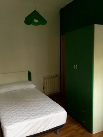 Rent this 8 bed room on Madrid in Paseo de Santa María de la Cabeza, 54