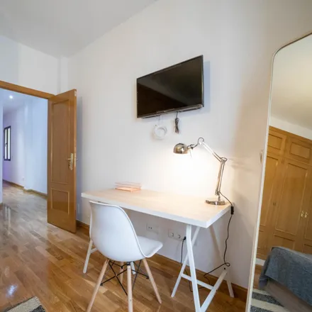 Rent this 6 bed room on Madrid in Calle de O'Donnell, 32