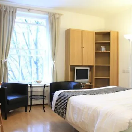 Rent this 1 bed apartment on Flaxman Terrace in London, WC1H 9AS