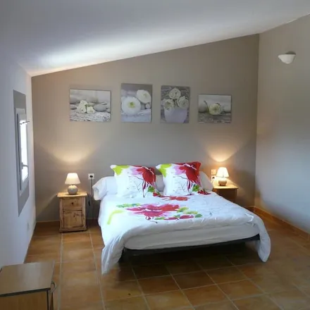 Rent this 4 bed house on Bonnieux in Chemin des Croix, 84480 Bonnieux
