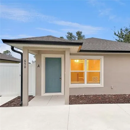 Rent this 2 bed house on 650 E Grapefruit Ave # A in Lake Alfred, Florida