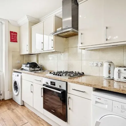 Rent this 3 bed townhouse on 378 Clapham Road in London, SW9 9FY