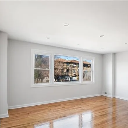 Image 6 - 3154A Miles Avenue, New York, NY 10465, USA - House for sale
